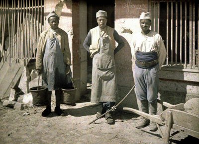 Trois travailleurs du Sénégal devant une maison, Soissons, Aisne, France, 1917 - Fernand Cuville